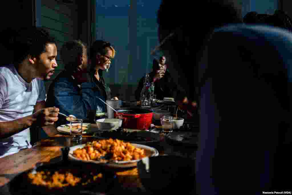 L'équipe du soir mange dans le restaurant Dakar-Nola, à la Nouvelle Orléans, le 23 mars 2022. (VOA/Nastasia Peteuil)