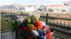 Un carrito de supermercado es abandonado lleno de peluches en un pueblo en la frontera entre Ucrania y Polonia. Más de 2 millones de personas han escapado de Ucrania, debido a la invasión rusa, en su mayoría, niños. 