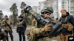 Службовець Територіальної оборони України з легкою протитанковою ракетою західного виробництва