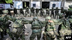 台灣士兵在高雄的一個軍事基地進行軍事表演。（2021年1月6日）