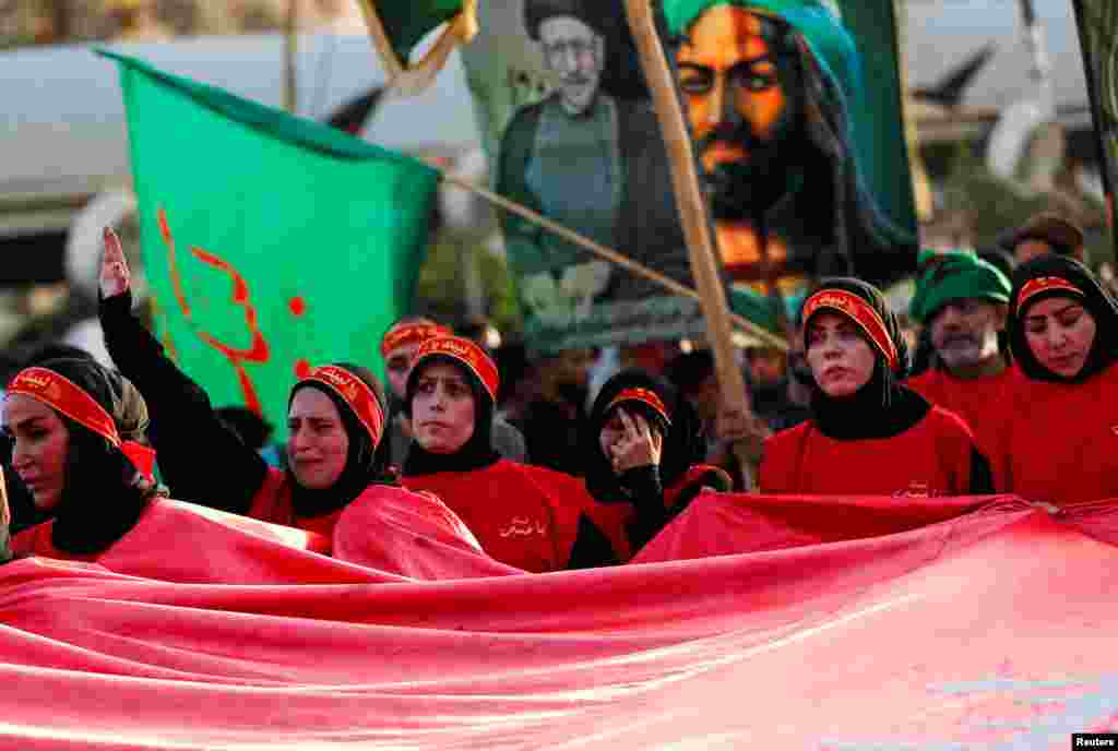 Mahujaji wa madhehebu ya kishia wakishiriki kwenye kumbukumbu ya Imam Hussein mjuku wa Mtume Mohamed SAW, siku arbaini baada ya kufariki kwaka katika karne ya saba katika mji wa Karbala, Irak 