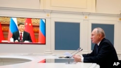 俄羅斯總統普京在克里姆林宮通過視頻與中國領導人習近平通話。(2022年12月30日)