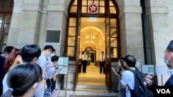 大批記者11月28日下午四時在香終審法院外，等候頒佈英國御用大律師Tim Owen能否代表壹傳媒創辦人黎智英國安法案件抗辯的書面判辭。(美國之音 湯惠芸)