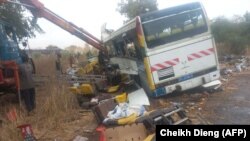 Une vue générale de la scène d'un accident de bus à Kaffrine, dans le centre du Sénégal, le 8 janvier 2023, où au moins 38 personnes sont mortes et des dizaines ont été blessées lors de la collision de deux bus. (Photo de Cheikh Dieng / AFP)