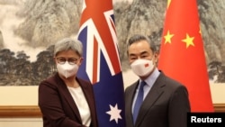 澳洲外交部長黃英賢2022年12月21日在北京會見中國外長王毅。（路透社）