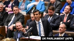 英國首相辛偉誠在議會的首相問答時間講話。（2022年11月23日）