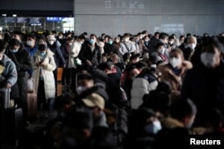 上海火車站裡的春運人潮。（2023年1月16日）