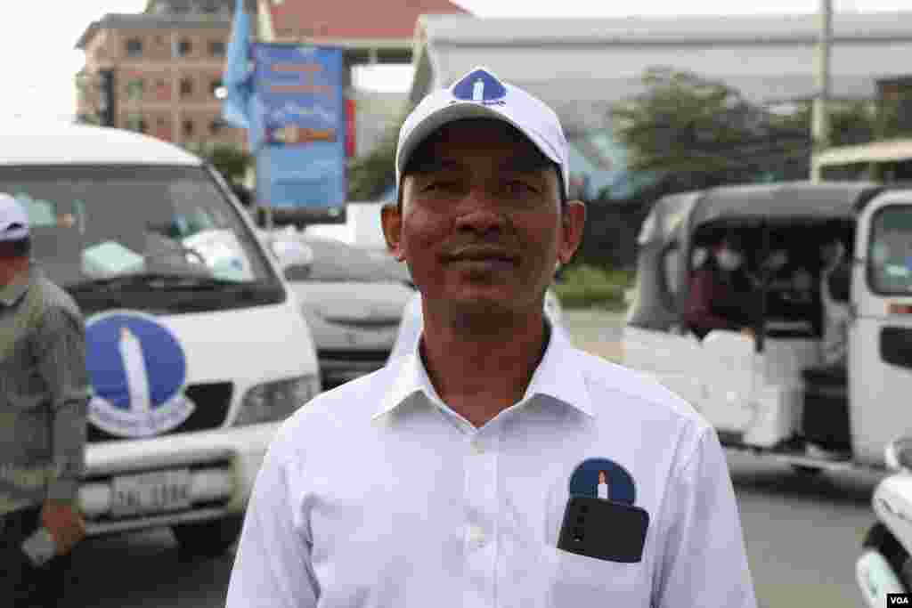 លោក កែវ មករា បេក្ខជនចៅសង្កាត់ព្រែកថ្មី ខណ្ឌច្បារអំពៅ មកពីគណបក្សភ្លើងទៀន។ (ស៊ុន ណារិន/វីអូអេ)