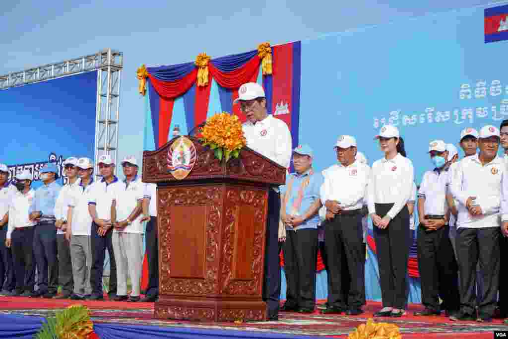 ថ្នាក់ដឹកនាំគណបក្សប្រជាជនកម្ពុជានៅរាជធានីភ្នំពេញ ដឹកនាំដោយលោក ឃួង ស្រេង ប្រធានគណៈកម្មាធិការគណបក្សប្រជាជនកម្ពុជារាជធានីភ្នំពេញ ជួបជុំថ្ងៃបិទយុទ្ធនាការឃោសនាបោះឆ្នោតឃុំសង្កាត់ នៅរាជធានីភ្នំពេញ ថ្ងៃទី០៣ ខែមិថុនា ឆ្នាំ២០២២។ (ខាន់ សុគុំម