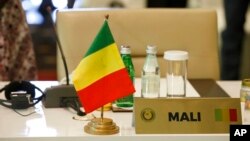 La Cédéao fait pression depuis la prise du pouvoir par les militaires en août 2020 pour un retour rapide des civils à la tête de du pays.