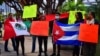 Activistas en Los Ángeles protestan por la decisión de EEUU de excluir a Cuba, Venezuela y Nicaragua de la Cumbre de las Américas, el 2 de junio de 2022. La cumbre se realiza en Los Ángeles desde el 6 de junio. Otros activistas, en cambio, aplaudieron la medida.