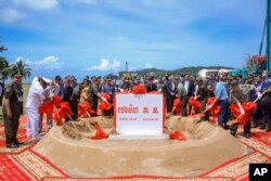 ឯកអគ្គរដ្ឋទូត​ចិន​ប្រចាំ​នៅ​កម្ពុជា លោក Wang Wentian និងលោក ទៀ បាញ់ អញ្ជើញ​ចូលរួម​ជា​គណៈអធិបតី​ក្នុងពិធីបញ្ចុះបឋមសិលា និងបើកការដា្ឋនសាងសង់រោងជាងជួសជុលនាវា និងផែសំចត ​នៅ​មូលដ្ឋាន​កងទ័ព​ជើងទឹក​រាម ក្នុង​ខេត្ត​ព្រះសីហនុ ថ្ងៃទី ៨ ខែមិថុនា ឆ្នាំ២០២២។ (Cambodia's Fresh News via AP)
