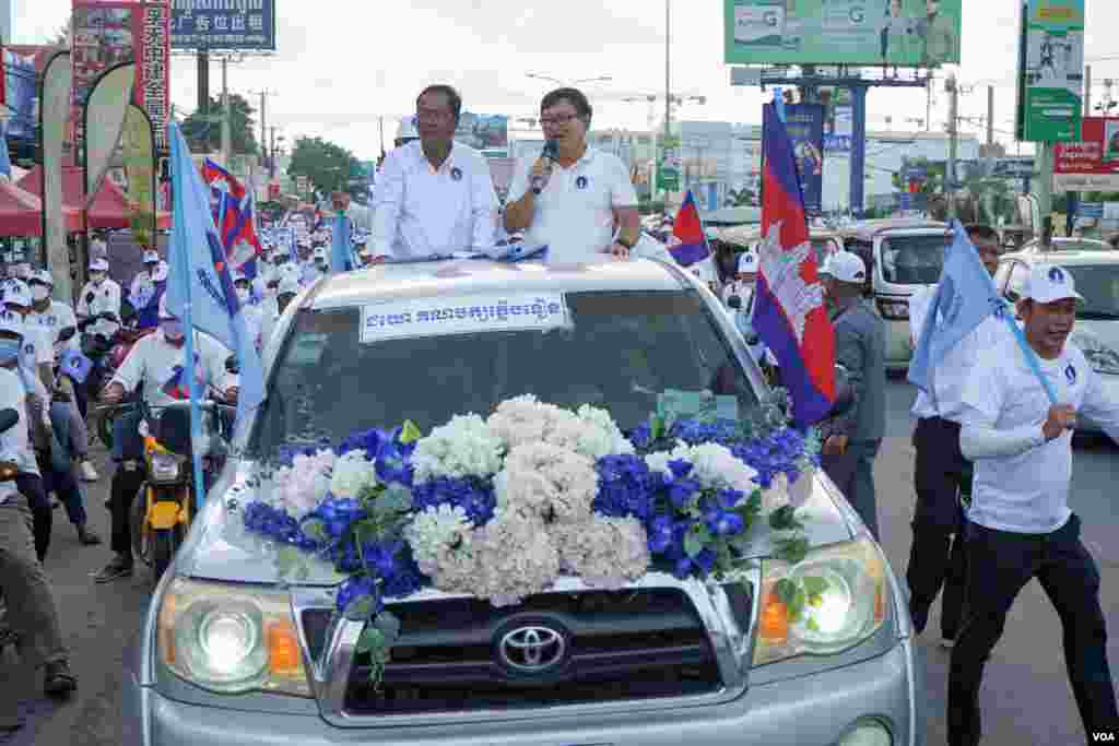 លោក សុន ឆ័យ អនុប្រធានប្រធានគណបក្សភ្លើងទៀន និយាយទៅកាន់អ្នកគាំទ្រ និងប្រជាពលរដ្ឋតាមដងផ្លូវ ឲ្យទៅបោះឆ្នោតឲ្យគណបក្សខ្លួន នៅរាជធានីភ្នំពេញ ថ្ងៃទី០៣ ខែមិថុនា ឆ្នាំ២០២២។ (ខាន់ សុគុំមនោ/វីអូអេ)