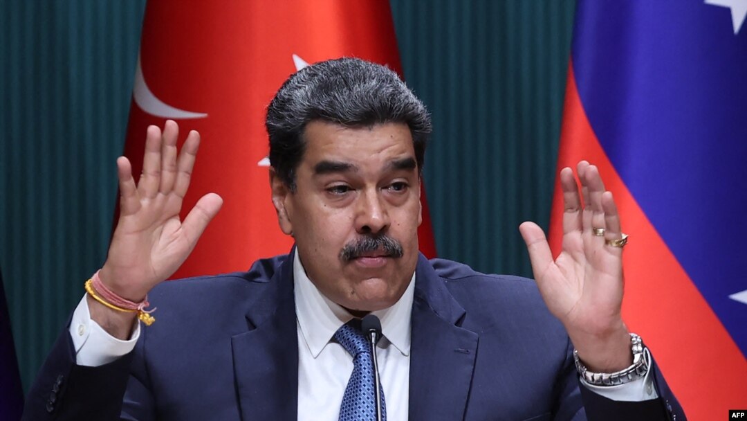 ARCHIVO - El presidente de Venezuela, Nicolás Maduro, gesticula durante una rueda de prensa en Ankara, en junio de 2022.