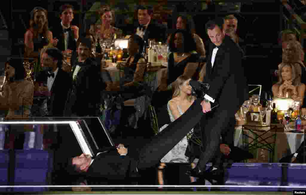 លោក Jimmy Kimmel និងលោក Will Arnett បង្ហាញការសម្តែងមួយ ខណៈពេលអ្នកទាំងពីរត្រៀមប្រកាសជ័យលាភីពានរង្វាន់សម្រាប់ការនិពន្ធរឿងភាគកំប្លែងល្អបំផុត នៅកម្មវិធីប្រគល់ពានរង្វាន់ Emmy លើកទី ៧៤ ក្នុងក្រុង Los Angeles រដ្ឋ California សហរដ្ឋអាមេរិក កាលពីថ្ងៃទី១២ ខែកញ្ញា ឆ្នាំ២០២២។