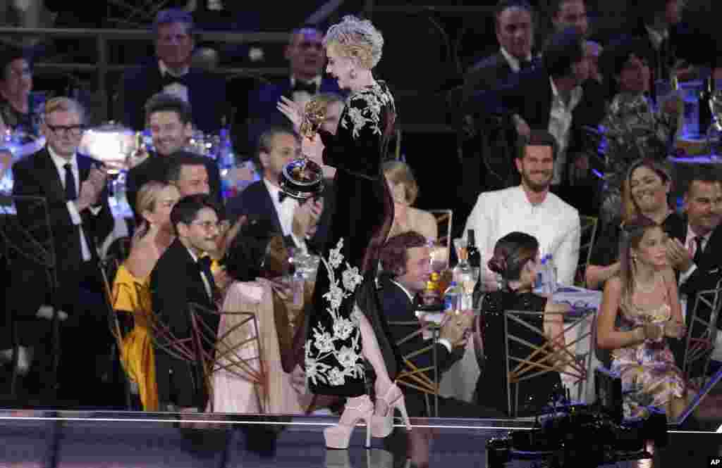 អ្នកស្រី Julia Garner ទទួលពានរង្វាន់ Emmy ដល់ស្រ្តីជាតួរងល្អបំផុត ក្នុងរឿងភាគ «Ozark» នៅកម្មវិធីប្រគល់ពានរង្វាន់ Emmyលើកទី ៧៤ នៅមហោស្រព Microsoft Theater ក្នុងក្រុង Los Angeles រដ្ឋ California សហរដ្ឋអាមេរិក។