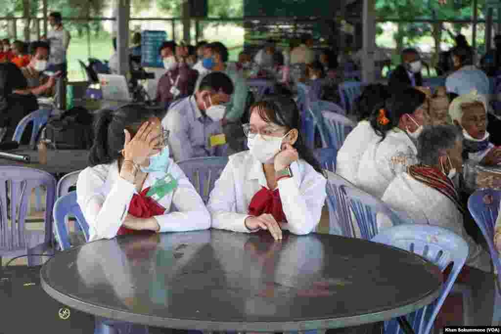 សិស្សនិស្សិត និងអ្នកស្រាវជ្រាវចូលរួមតាមដានសាវនាការប្រឆាំងនឹងលោក ខៀវ សំផន នៅ នៅរាជធានីភ្នំពេញ នៅថ្ងៃទី២២ ខែកញ្ញា ឆ្នាំ២០២២ ។ (ខាន់ សុគុំមនោ/វីអូអេ)