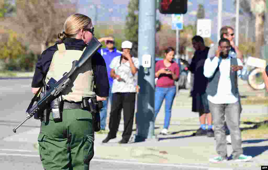 Un policière, lourdement armée, sécurise le périmètre immédiat de la fusillade, San Bernardino, Californie, 2 décembre 2015. 