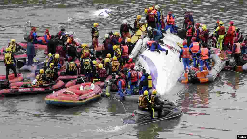 Une équipe de sauveteurs se déploie sur une rivière après qu'un avion de TransAsia s'y est abimé dans la nouvelle ville de Taipei.