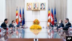 រដ្ឋមន្ត្រីការបរទេសសហរដ្ឋអាមេរិកលោក Antony Blinken និងនាយករដ្ឋមន្ត្រីកម្ពុជាលោក ហ៊ុន សែន អមដោយគណៈប្រតិភូនៃភាគីនីមួយៗ ជួបពិភាក្សាគ្នា នៅវិមានសន្តិភាព រាជធានីភ្នំពេញ ថ្ងៃទី ៤ ខែសីហា ឆ្នាំ ២០២២។ 