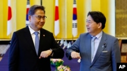 2022年7月18日東京: 韓國外相朴振(左)和日本外相林芳正會談