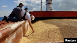 Фото: представники Спільного координаційного центру на борту корабля Razoni, Стамбул  Aug. 3, 2022. (Turkish Defence Ministry/Handout via Reuters) 