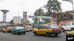 ARCHIVES - Circulation devant l'entrée de l'hôpital général de Yaoundé, au Cameroun, le 6 mars 2020.