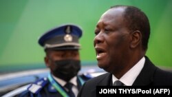 ARCHIVES - Le président de la Côte d'Ivoire, Alassane Ouattara, lors d'un sommet au bâtiment du Conseil européen à Bruxelles, le 17 février 2022. 