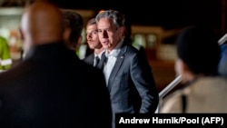 Le secrétaire d'État américain Antony Blinken arrive à l'aéroport international de Lanseria à Johannesburg, le 7 août 2022. 