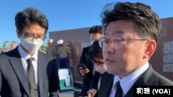 日本副防衛大臣鬼木誠2022年8月7日在霍尼亞拉接受美國之音記者採訪。（美國之音莉雅拍攝）