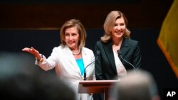 烏克蘭第一夫人奧萊娜∙澤連斯卡婭（右）2022年7月20日在美國國會演講受到熱烈歡迎。