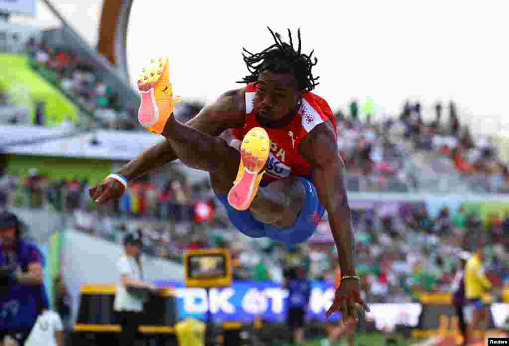 Mcuba Maykel Masso akiruka katika mashindano ya Long Jump, Eugene Oregon.