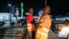 "Au Nigeria, c'est simple. Soit tu te débrouilles, soit tu meurs. Donc même 100 nairas (23 centimes d'euro), on prend", expliquent les "débrouillards" de Lagos.