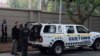 Des agents de la douane et de l'unité sud-africaine de confiscation d'actifs lors d'une perquisition au domaine de la famille Gupta, le 16 avril 2018 à Johannesburg. 