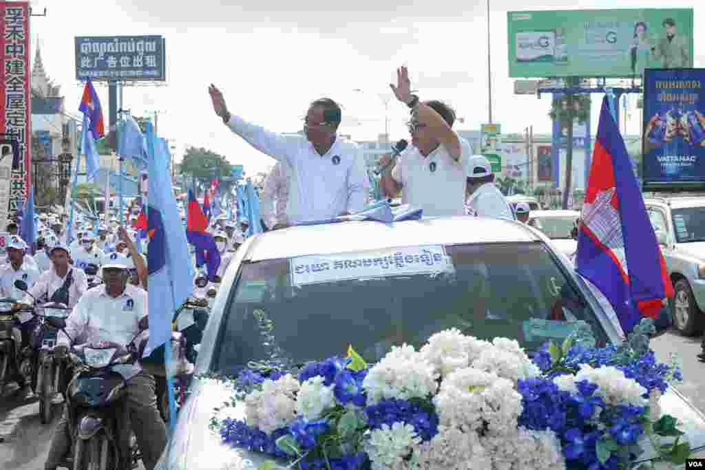 លោក សុន ឆ័យ អនុប្រធានប្រធានគណបក្សភ្លើងទៀន និយាយទៅកាន់អ្នកគាំទ្រ និងប្រជាពលរដ្ឋតាមដងផ្លូវ ឲ្យទៅបោះឆ្នោតឲ្យគណបក្សខ្លួន នៅរាជធានីភ្នំពេញ ថ្ងៃទី០៣ ខែមិថុនា ឆ្នាំ២០២២។ (ខាន់ សុគុំមនោ/វីអូអេ)