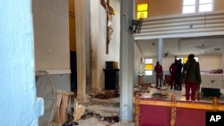 Les forces de sécurité sur les lieux de l'attaque de l'église catholique St. Francis à Owo, dans l'État d'Ondo, au Nigeria, le 5 juin 2022.