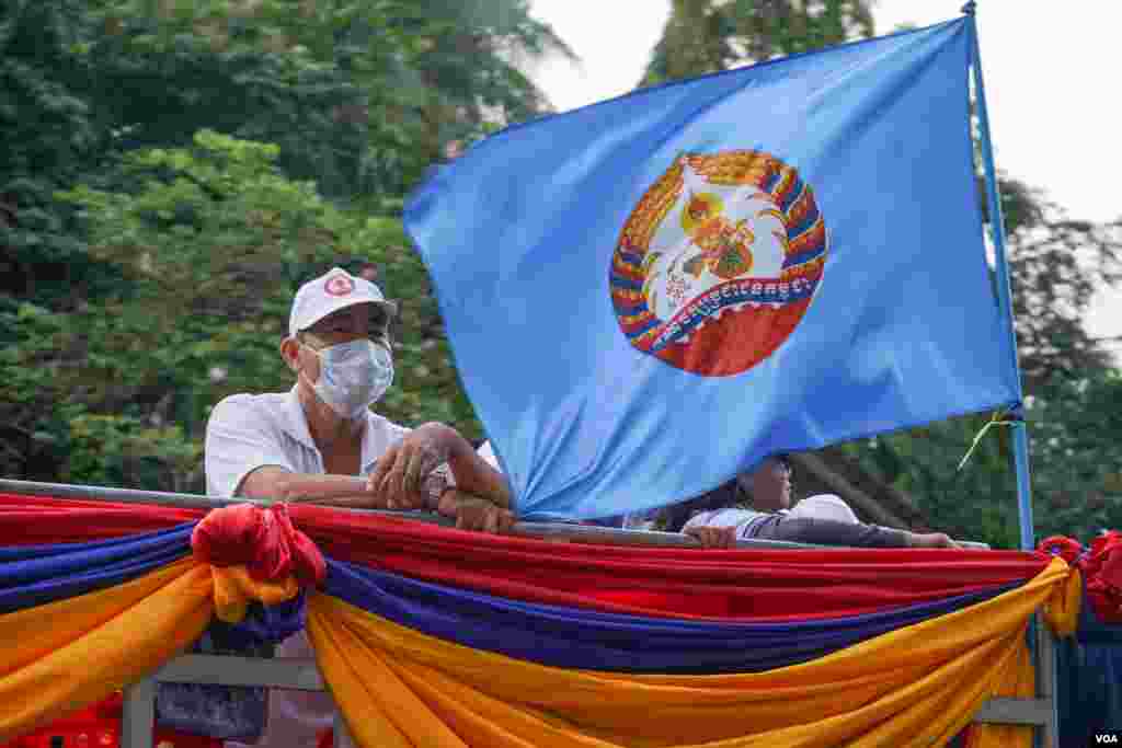 សកម្មជន និងក្រុមអ្នកគាំទ្រគណបក្សប្រជាជនកម្ពុជា ចូលរួមក្បួនឃោសនាគណបក្សខ្លួន នៅរាជធានីភ្នំពេញ ថ្ងៃទី០៣ ខែមិថុនា ឆ្នាំ២០២២។ (ខាន់ សុគុំមនោ/វីអូអេ)
