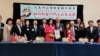 北美洲台湾商会联合总会“华府经贸叩门之旅宣达团”与阿肯色州共和党联邦参议员沙利文（中）合影(2022年3月31日）(照片由宣达团提供）