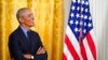L'ancien président Barack Obama écoute le vice-président Kamala Harris parler de la loi sur les soins abordables, dans la salle Est de la Maison Blanche à Washington, le 5 avril 2022.