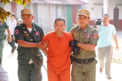 រូបឯកសារ៖ លោក យ៉ែម​ ជ្រិន គ្រូពេទ្យក្នុងភូមិដែលគ្មានវិជ្ជាជីវៈ ត្រូវបានប៉ូលិសខេត្ត នាំខ្លួនចូលតុលាការខេត្តបាត់ដំបង កាលពីថ្ងៃទី ២០ ខែតុលា ឆ្នាំ ២០១៥។