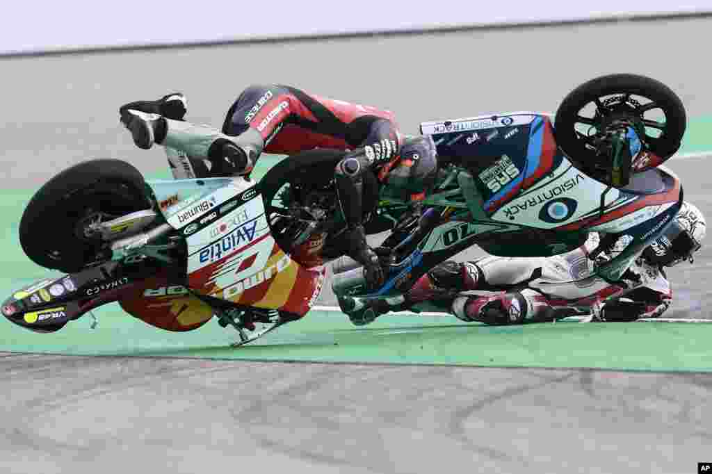 កីឡាករប្រណាំងម៉ូតូប្រភេទ Moto3 លោក Nicola Carraro មកពីអ៊ីតាលី និងលោក Lorenzo Fellon មកពីបារាំង (ខាងស្តាំ) ប៉ះទង្គិចគ្នា ក្នុងអំឡុងការប្រកួតប្រណាំងម៉ូតូ Motorcycle Grand Prix នៅទីលាន Motorland Aragon ក្នុងក្រុង Alcaniz ប្រទេសអេស្ប៉ាញ។