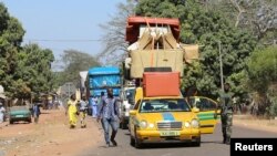 Des voitures font la queue au poste de contrôle frontalier de Seleki, au Sénégal, à la frontière avec la Gambie, le 17 janvier 2017.
