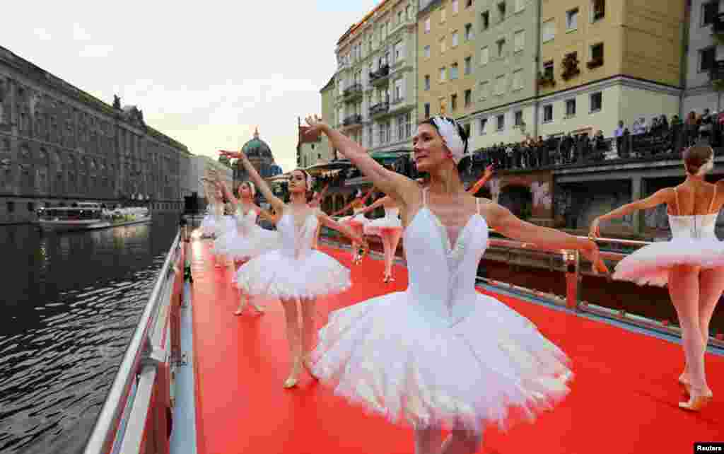 ក្រុមរបាំប៉ាឡេ State Ballet Berlin (Staatsballett Berlin) សម្តែងក្នុងកម្មវិធី «From Berlin with Love» នៅលើនាវាមួយ ដែលដឹកអ្នកដំណើរមើលកន្លែងទេសចរណ៍នានា តាមដងទន្លេ Spree River ក្នុងក្រុងប៊ែរឡាំង ប្រទេសអាល្លឺម៉ង់ កាលពីថ្ងៃទី១២ ខែកញ្ញា ឆ្នាំ២០២២។