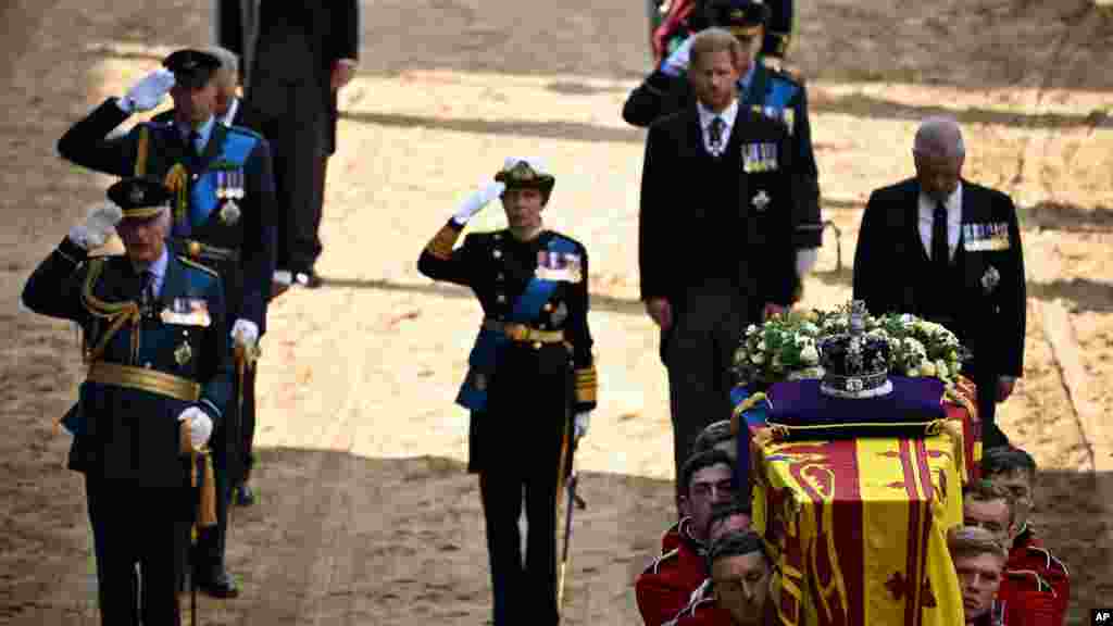 ព្រះមហាក្សត្រ Charles ទី៣ ព្រះអង្គម្ចាស់ William ម្ចាស់ក្សត្រិយ៍ Anne រួមនឹងព្រះអង្គម្ចាស់ Harry ព្រះអង្គម្ចាស់ Andrew និងព្រះអង្គម្ចាស់ Edward ធ្វើការគោរពព្រះសពព្រះមហាក្សត្រិយានី Elizabeth ទី ២ ដែលត្រូវដង្ហែមកដល់សាលវិមានសភា Westminster របស់ចក្រភពអង់គ្លេស នៅរាជធានីឡុងដ៍ កាលពីថ្ងៃទី១៤ ខែកញ្ញា ឆ្នាំ២០២២។