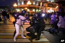 俄羅斯防暴警察在逮捕抗議普京參軍動員令的示威者。（2022年9月21日）