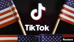 TikTok標誌和美國國旗。