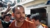 លោក​មាជ សុវណ្ណារ៉ា ប្រធាន​នាយកដ្ឋាន​ព័ត៌មាន​​គណបក្ស​សង្រ្គោះជាតិ​ ដែល​កំពុង​ជាប់ឃុំ​នៅ​ពន្ធនាគារ​ព្រៃស​ត្រូវ​ប៉ូលិស​នាំចូល​បន្ទប់​នៅ​ក្នុង​សាលាឧទ្ទរណ៏ នៅ​ថ្ងៃ​អង្គារ ទី​២៣ ខែ​សីហា ឆ្នាំ​២០១៦។ ​(ឡេង ឡែន/VOA)