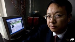 中國律師劉曉原在他的辦公室裡，旁邊的電腦顯示他的文章（2007年10月12日）