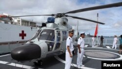 资料照片：参加“环太军演”的中国海军“海口”号导弹驱逐舰停靠在夏威夷火奴鲁鲁的珍珠港-希卡姆联合基地。(2014年7月5日)