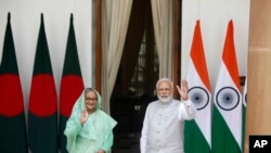印度總理莫迪和孟加拉國總理謝赫·哈西娜（Sheikh Hasina）在會談前向等待的媒體揮手致意。（2022年9月6日）